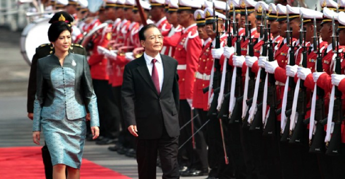 'ยิ่งลักษณ์'ร่วมพิธีต้อนรับ'เวิน เจียเป่า'