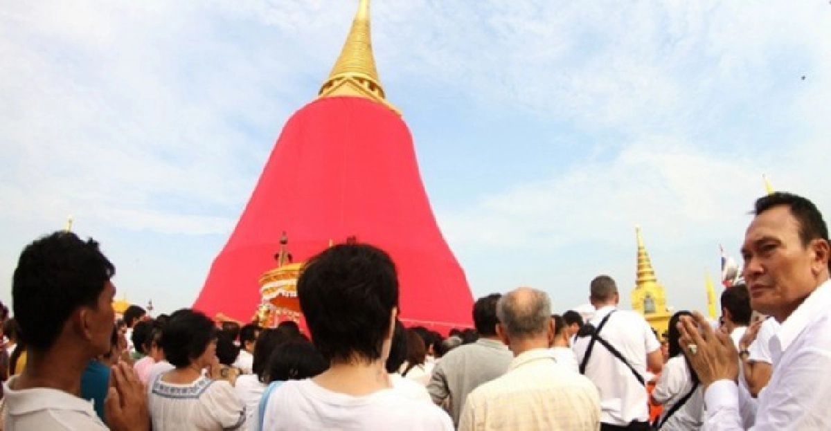 ชาวพุทธร่วมงานห่มผ้าแดงภูเขาทอง ชาวพุทธร่วมงานห่มผ้าแดงภูเขาทอง