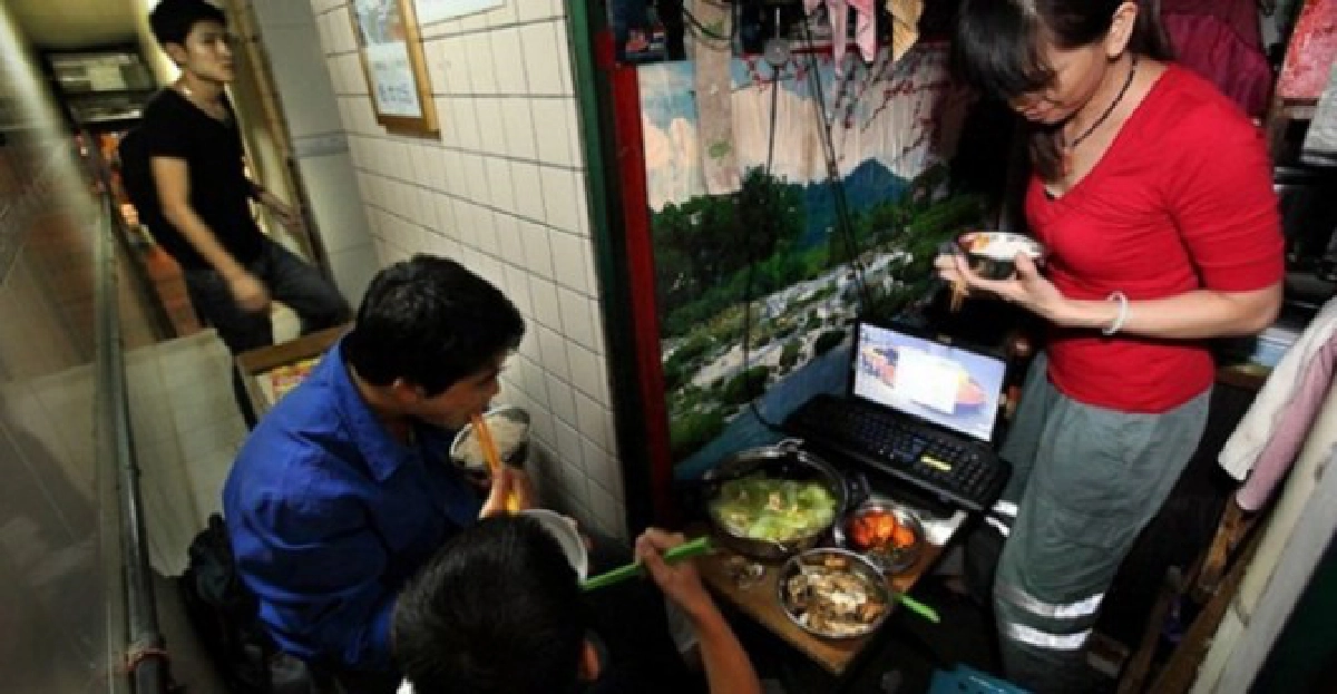 อึ้ง!พ่อแม่ลูกอาศัยอยู่ใน'ส้วม'