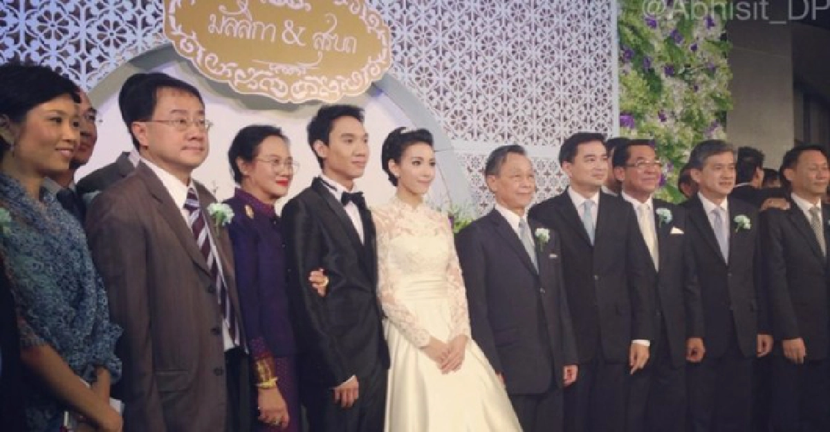 'ป๋า'มอบ'เทพกมล'ปธ.งานแต่ง'ปลื้ม' 'ป๋า'มอบ'เทพกมล'ปธ.งานแต่ง'ปลื้ม'