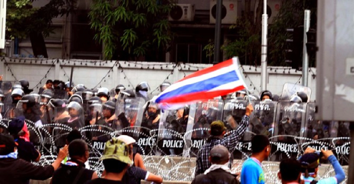 ชมภาพ!ม็อบปะทะตร.(2)
