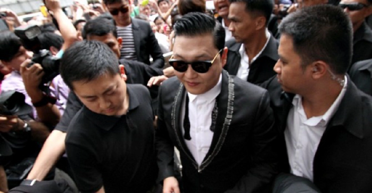 'ไซ'ลงนามถวายพระพร'ในหลวง' 'ไซ'ลงนามถวายพระพร'ในหลวง'