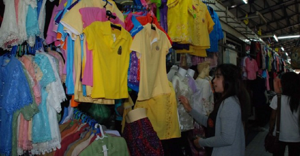 คนแห่ซื้อเสื้อเหลืองตราสัญลักษณ์ คนแห่ซื้อเสื้อเหลืองตราสัญลักษณ์