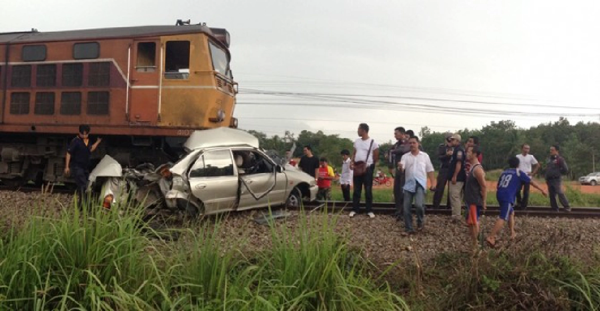 รถไฟชนเก๋งตัดหน้าเละ