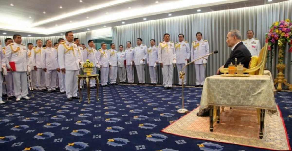 ในหลวงพระราชทานให้บุคคลต่างๆเฝ้าฯ