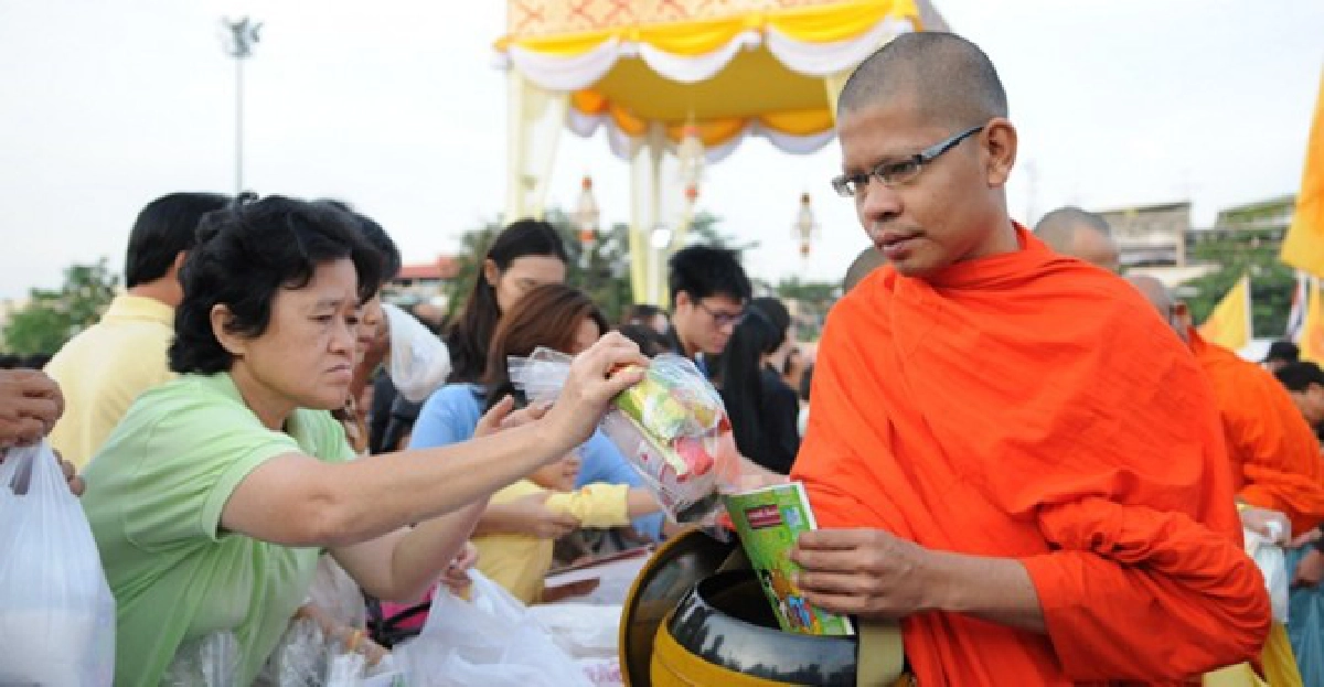 'สุขุมพันธุ์'นำตักบาตรวันขึ้นปีใหม่56 'สุขุมพันธุ์'นำตักบาตรวันขึ้นปีใหม่56