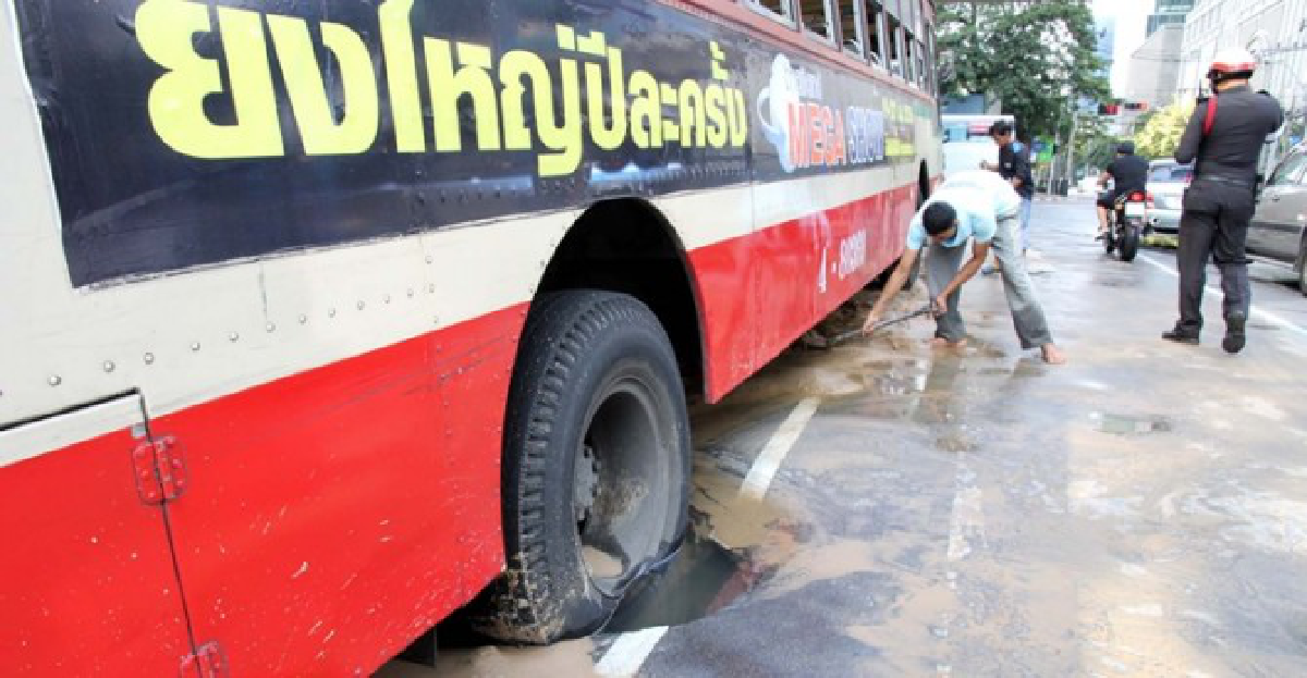 ถนนทรุด!รถเมล์ติดหล่มแยกเพลินจิต ถนนทรุด!รถเมล์ติดหล่มแยกเพลินจิต