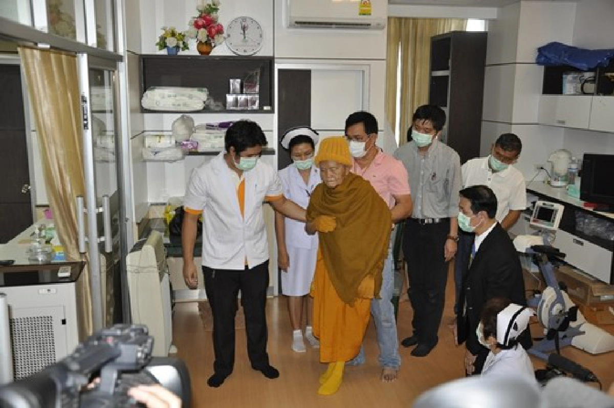'หลวงพ่อคูณ'อาการดีขึ้นสีหน้าสดใส 'หลวงพ่อคูณ'อาการดีขึ้นสีหน้าสดใส