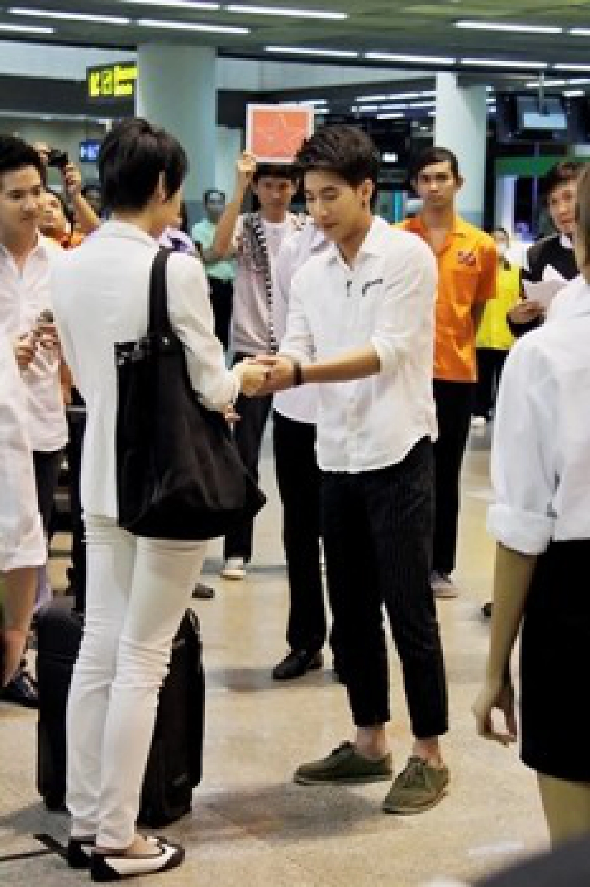 'โตโน่-ผึ้ง'สวีทหวานปิดสนามบินถ่าย'รักโง่โง่'