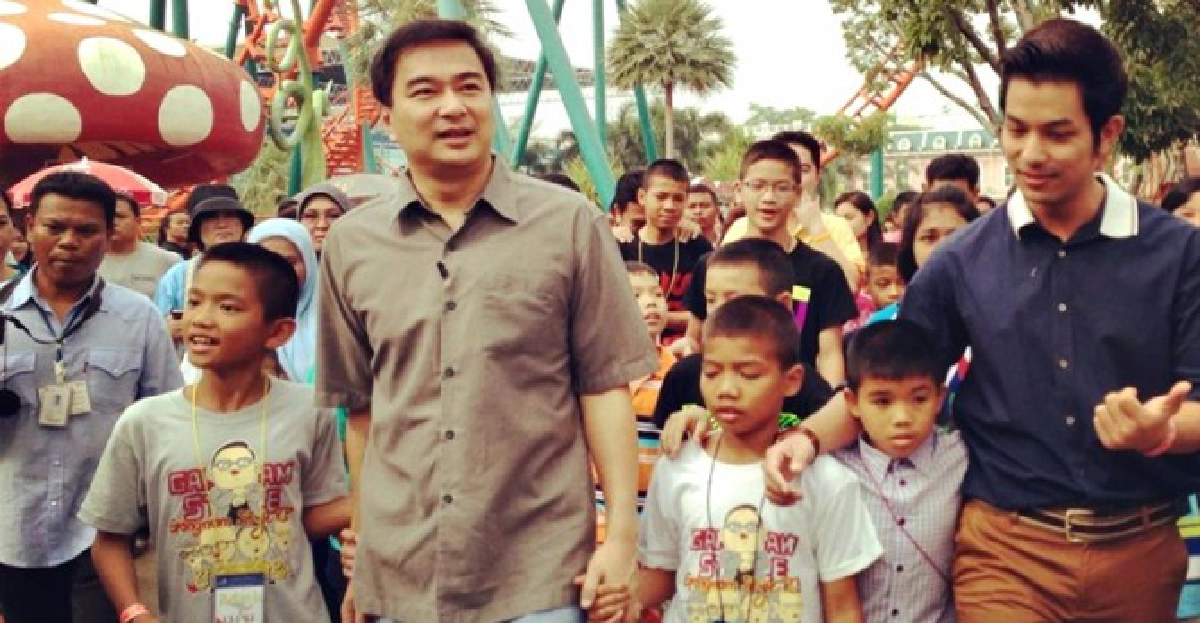 'อภิสิทธิ์'พาเด็กบ้านเมอร์ซี่ทัวร์สวนสยาม 'อภิสิทธิ์'พาเด็กบ้านเมอร์ซี่ทัวร์สวนสยาม
