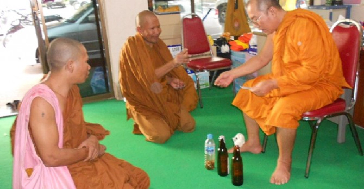 จับสึก!พระซดเหล้าคลายหนาว