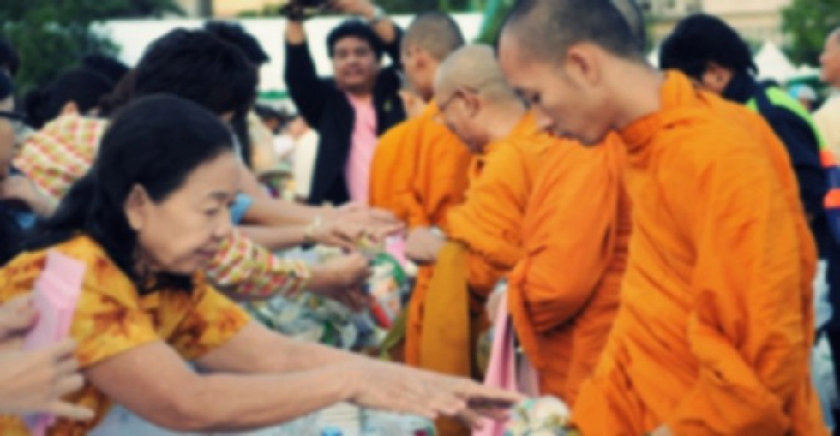 ครูตรังร่วมทำบุญตักบาตร'วันครู' ครูตรังร่วมทำบุญตักบาตร'วันครู'