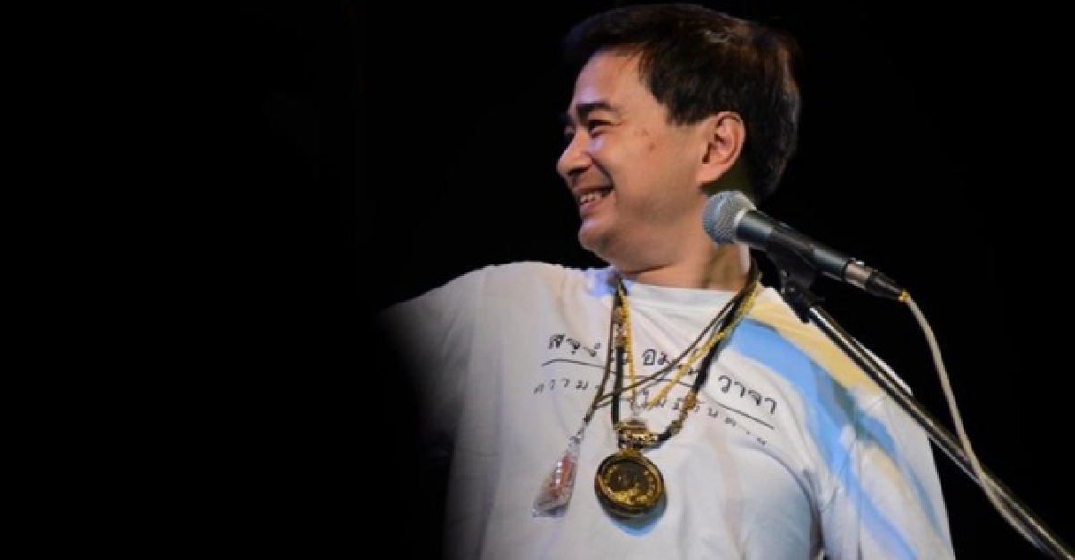 'มาร์ค'คล้องพระขึ้นเวทีโคราชแดงป่วน 'มาร์ค'คล้องพระขึ้นเวทีโคราชแดงป่วน
