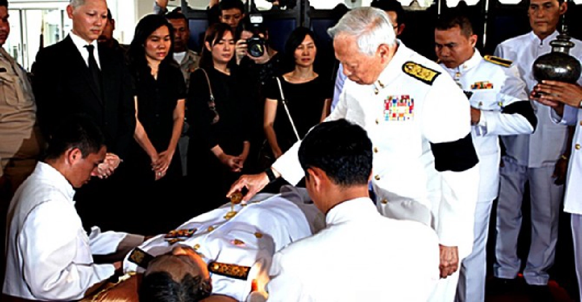 พิธีพระราชทานน้ำหลวงอาบศพ'เสธ.หนั่น' พิธีพระราชทานน้ำหลวงอาบศพ'เสธ.หนั่น'
