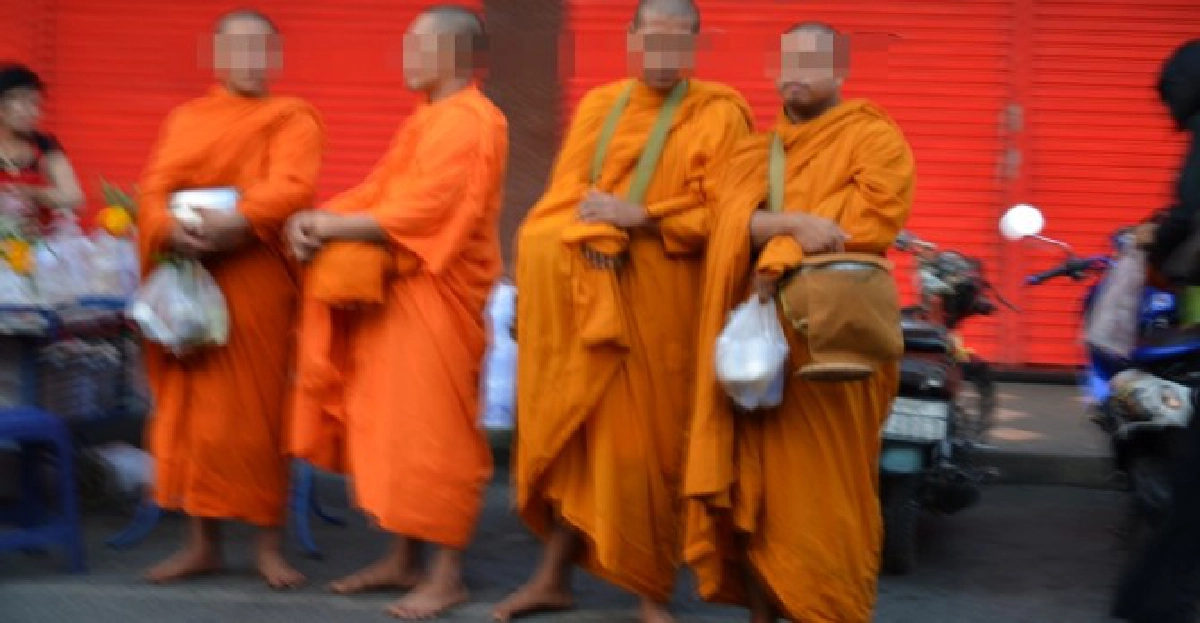 รวบพระ'ปักหลักบิณฑบาต'ที่พัทยา