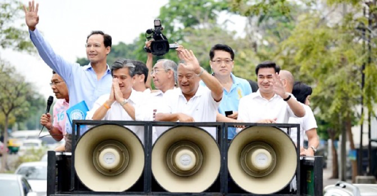 'คุณชาย-มาร์ค'ขึ้นรถแห่ขอบคุณชาวกรุง 'คุณชาย-มาร์ค'ขึ้นรถแห่ขอบคุณชาวกรุง