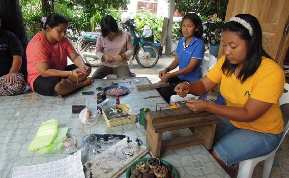 เรียงร้อยลูกไม้สู่เครื่องประดับ