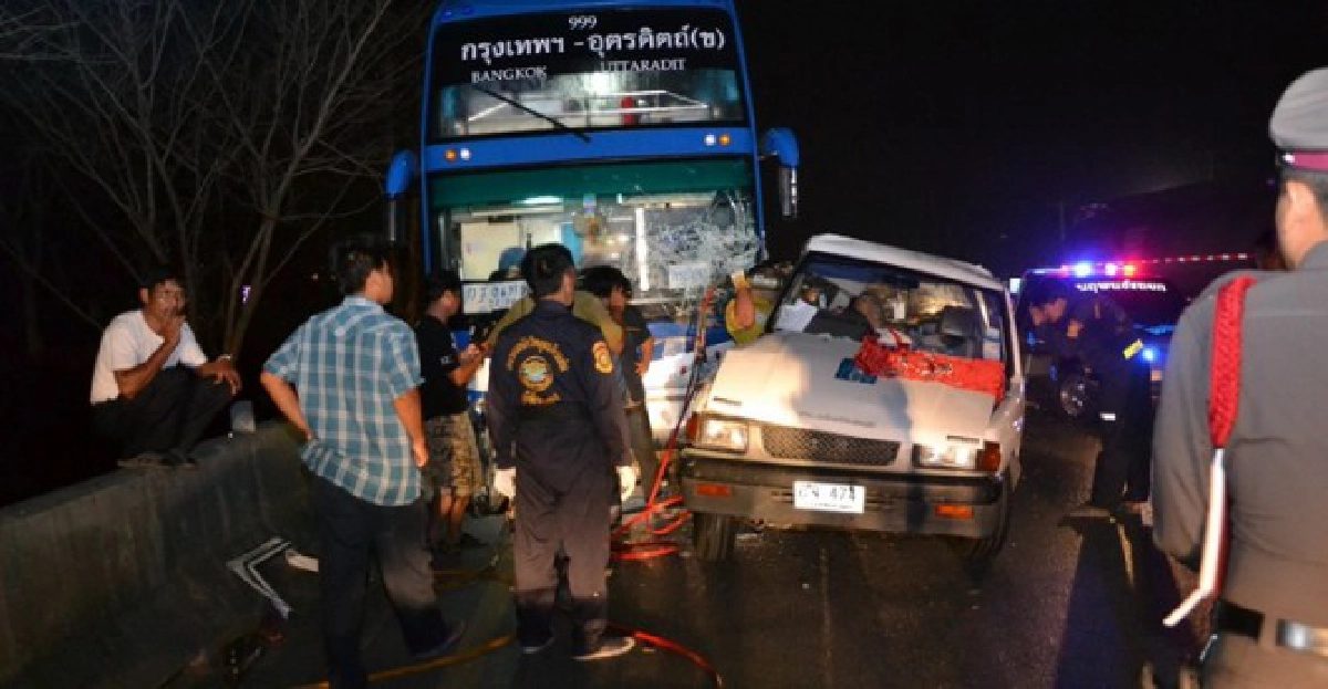 เสื้อแดงดอนเมืองซิ่งกระบะถูกรถทัวร์ชนดับ