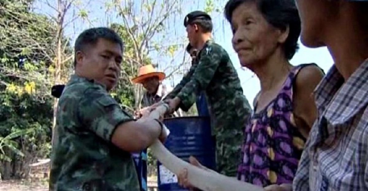 ทหารพิษณุโลกเร่งแจกน้ำผู้ประสบภัยแล้ง