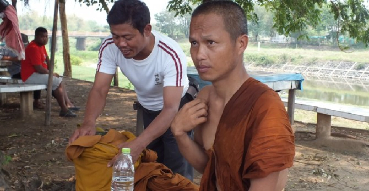 จับ!แต่งพระบิณฑบาตบ่ายขอเงินสด จับ!แต่งพระบิณฑบาตบ่ายขอเงินสด