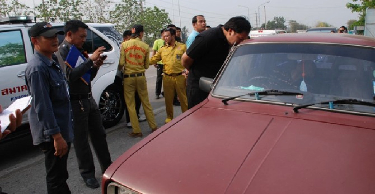ตร.เครียด!ปืนจ่อหัวตัวเองตายในรถ ตร.เครียด!ปืนจ่อหัวตัวเองตายในรถ