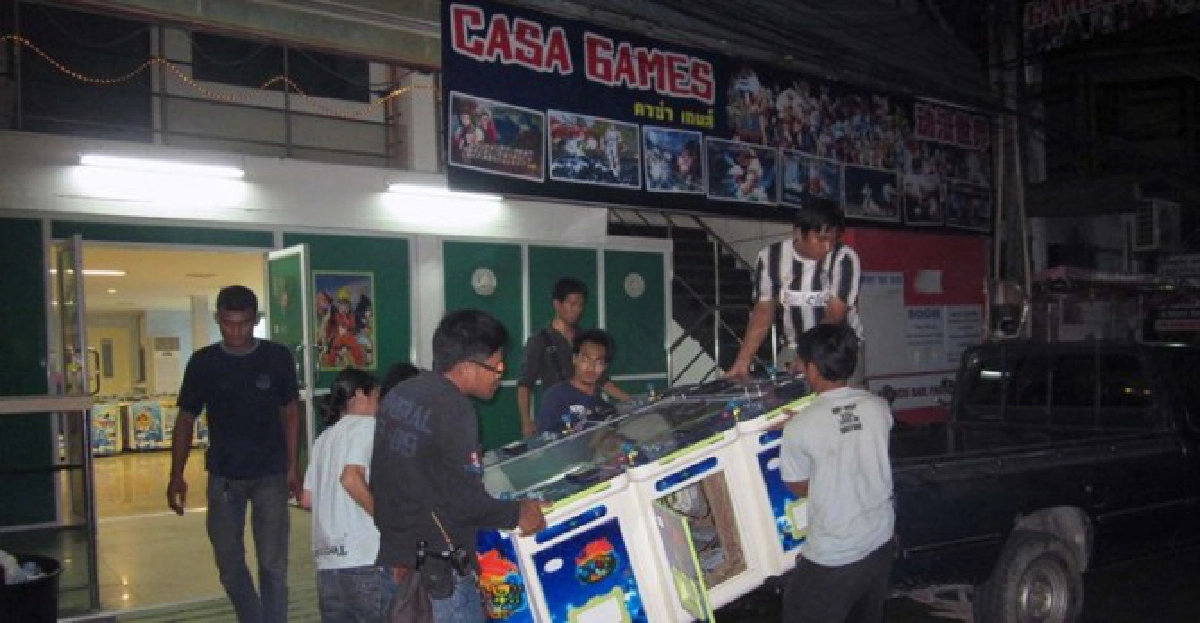 ตร.บุกจับบ่อนตู้เกมไฟฟ้า
ตร.บุกจับบ่อนตู้เกมไฟฟ้า