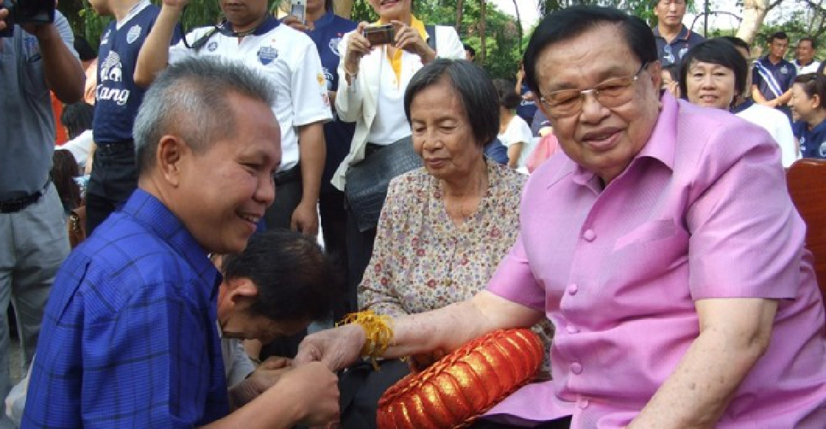 'อนุทิน'นำลูกพรรคภท.อวยพรวันเกิด'ปู่ชัย' 'อนุทิน'นำลูกพรรคภท.อวยพรวันเกิด'ปู่ชัย'