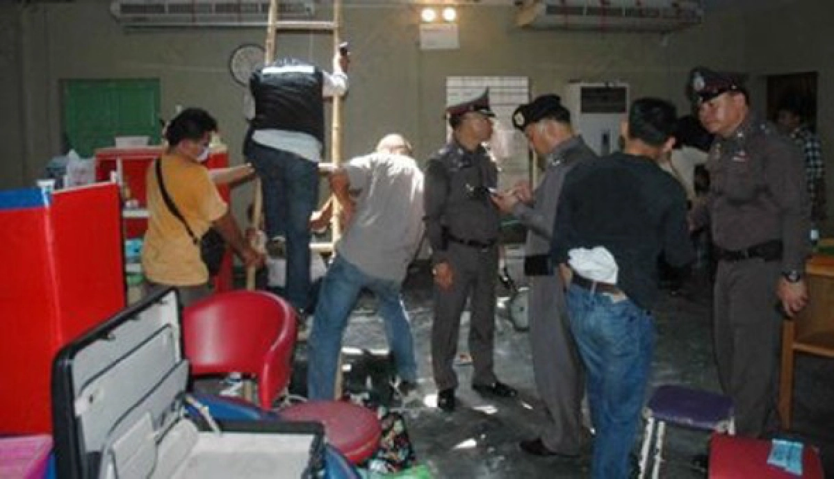 ตร.200นายปีนหลังคาบุกจับ'บ่อนเตาปูน' ตร.200นายปีนหลังคาบุกจับ'บ่อนเตาปูน'