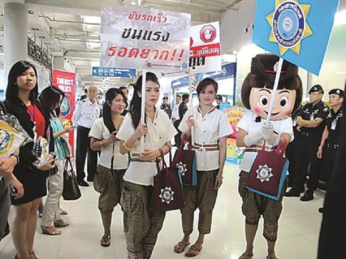 ปี56ยอดนทท.ต่างชาติทะลุ24ล้านคน ปี56ยอดนทท.ต่างชาติทะลุ24ล้านคน