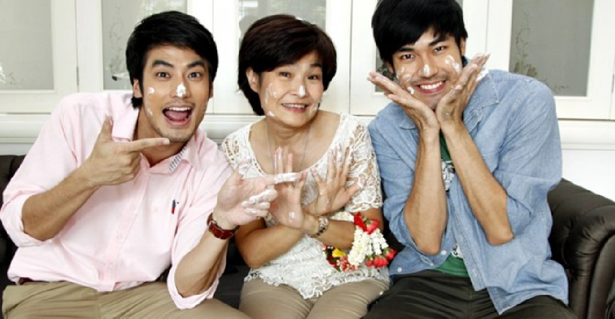 'บอย-หน่อง'ทำซึ้ง'คุณแม่'รับสงกรานต์ 'บอย-หน่อง'ทำซึ้ง'คุณแม่'รับสงกรานต์