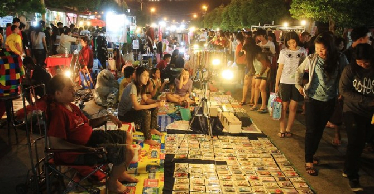 ศิลป์แห่งแผ่นดิน : ถนนคนเดิน