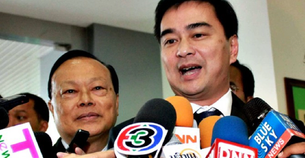 'มาร์ค'ให้กำลังใจศาลรธน. 'มาร์ค'ให้กำลังใจศาลรธน.