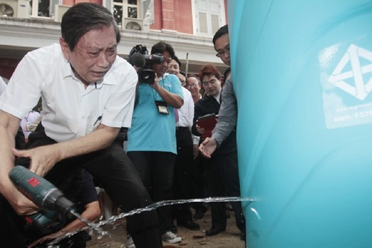 'ปลอดประสพ'โชว์ค้อนทุบถังน้ำไม่แตก