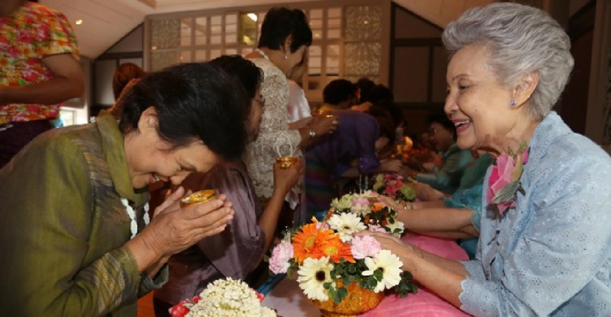 สภาสตรีฯสานประเพณีรดน้ำขอพร 