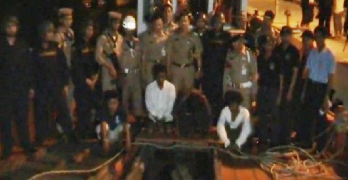 จับ!เรือประมงขนไม้พะยูง296ท่อน จับ!เรือประมงขนไม้พะยูง296ท่อน