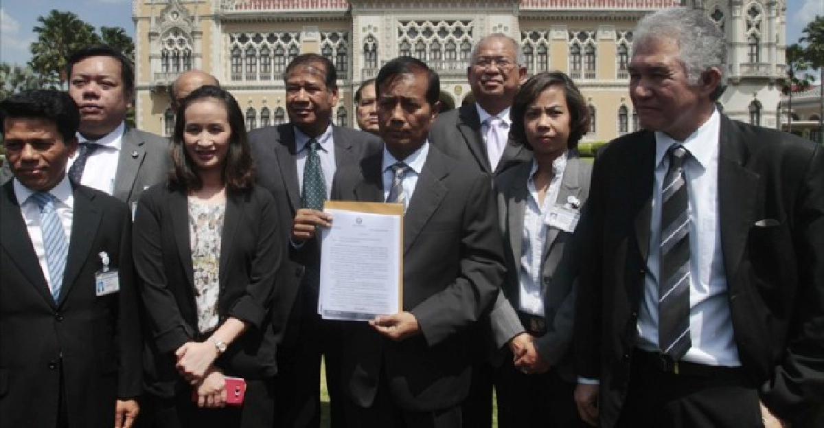 'ปชป.'บุกทำเนียบจี้'ปู'แก้ปัญหาราคายาง 'ปชป.'บุกทำเนียบจี้'ปู'แก้ปัญหาราคายาง