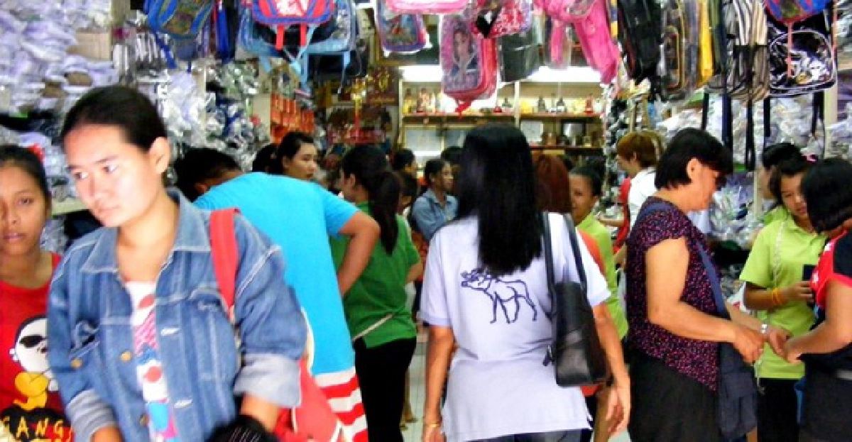 พิษณุโลกแห่ซื้อชุดนักเรียนคึกคัก! พิษณุโลกแห่ซื้อชุดนักเรียนคึกคัก!