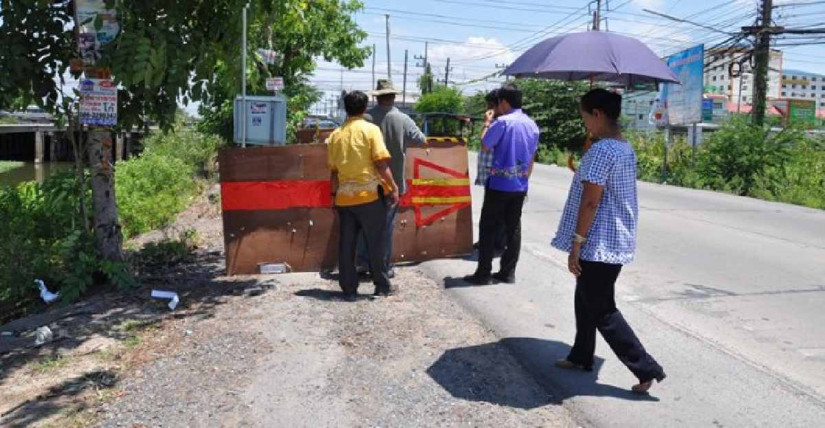 ชาวปทุมฯร้องถนนเลียบคลองเปรมทรุดตัว ชาวปทุมฯร้องถนนเลียบคลองเปรมทรุดตัว