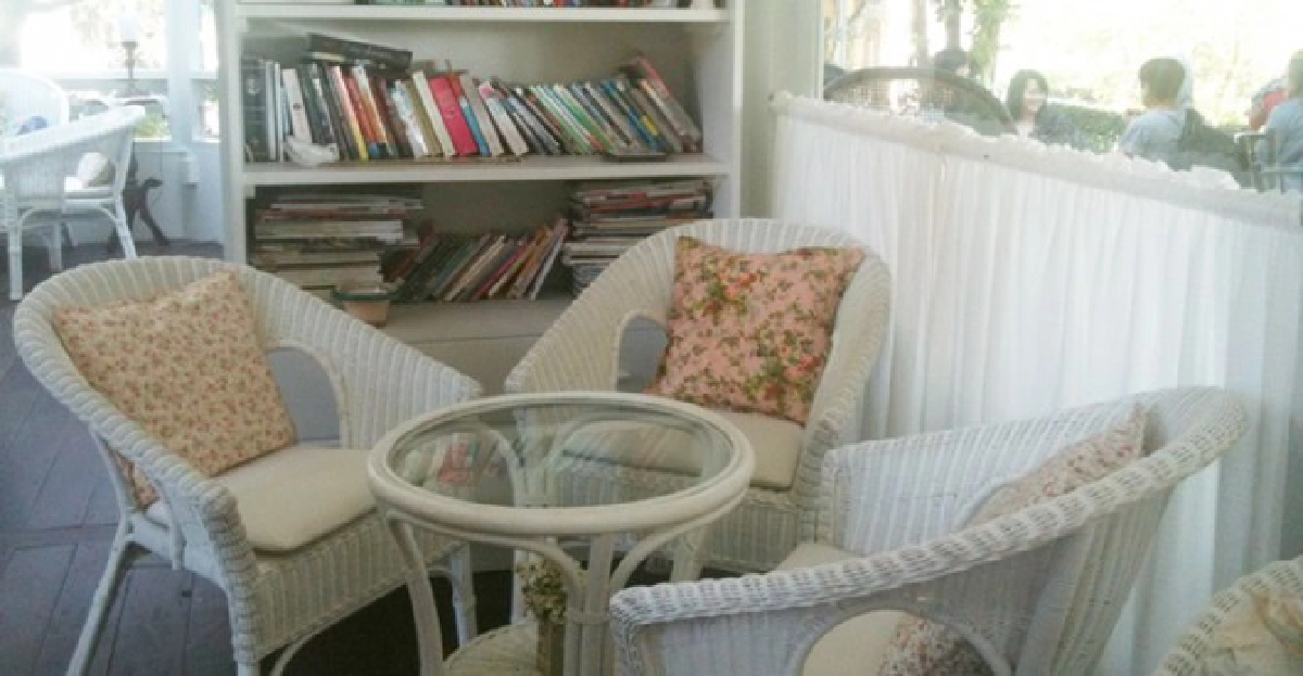 บ้านชีวิตธรรมดา บ้านกาแฟสวยริมกก