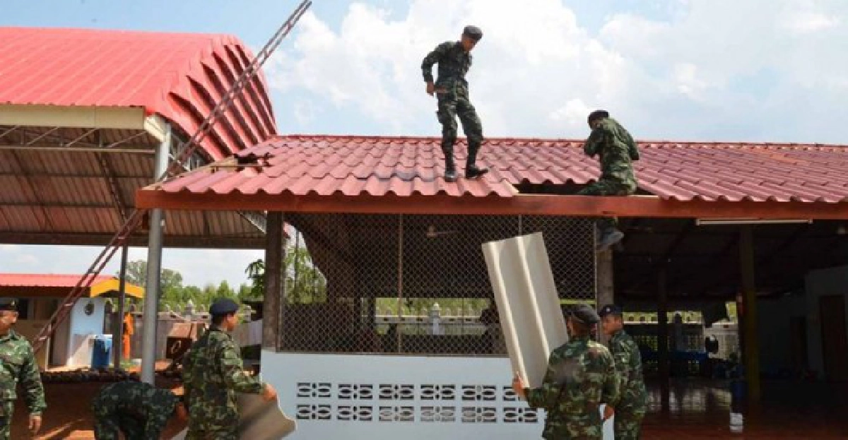 ทหารนำกำลังซ่อมบ้านปชช.เสียหายจากพายุ ทหารนำกำลังซ่อมบ้านปชช.เสียหายจากพายุ
