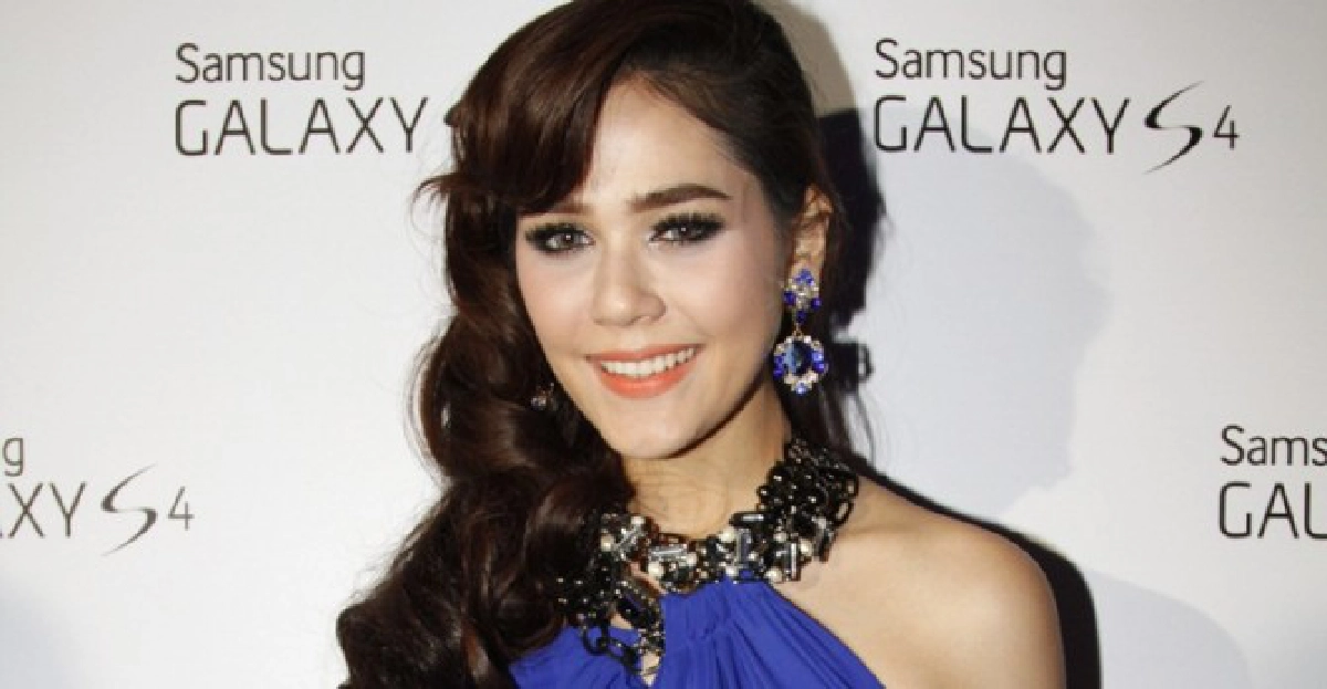 'ชมพู่'ปัดสั่งชุดวิวาห์จากฝรั่งเศส

