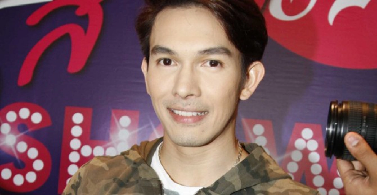 'อั้ม'เซอร์ไพรส์หอมแก้ม'นัท'
'อั้ม'เซอร์ไพรส์หอมแก้ม'นัท'