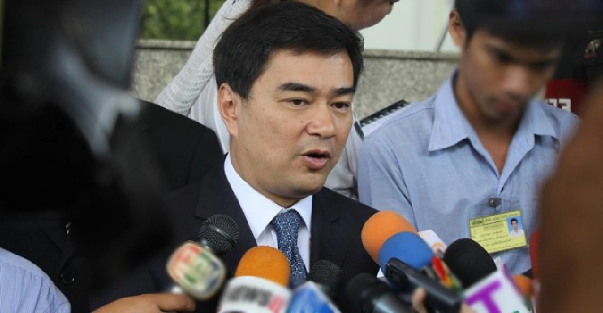 'มาร์ค'ชี้'รบ.'2มาตรฐานถือหาง'แดง' 'มาร์ค'ชี้'รบ.'2มาตรฐานถือหาง'แดง'