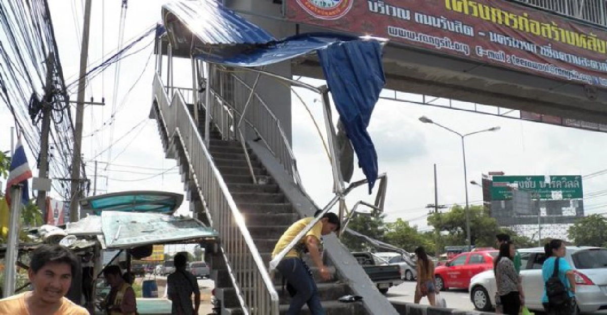 เทรเลอร์หลับในชนสะพานลอยคนข้าม เทรเลอร์หลับในชนสะพานลอยคนข้าม