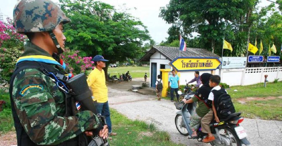 ทหาร-ตร.เข้ม'รปภ.'ครู-นร.ช่วงเปิดเทอม
ทหาร-ตร.เข้ม'รปภ.'ครู-นร.ช่วงเปิดเทอม