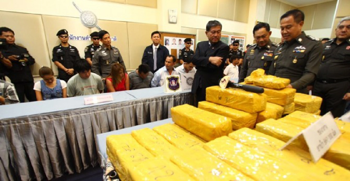 'เฉลิม-ผบ.ตร.'แถลงข่าวจับกุมยาเสพติด 'เฉลิม-ผบ.ตร.'แถลงข่าวจับกุมยาเสพติด
