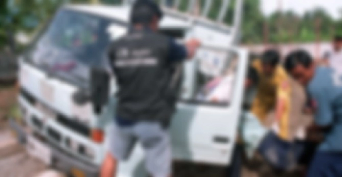 ช่างมุดซ่อมรถสิบล้อดัมพ์หลุดทับดับ
ช่างมุดซ่อมรถสิบล้อดัมพ์หลุดทับดับ