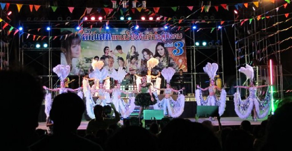 ตั๊กแตนผนึกเพื่อนนักร้องคืนกำไรสังคมสร้างโบสถ์
ตั๊กแตนผนึกเพื่อนนักร้องคืนกำไรสังคมสร้างโบสถ์