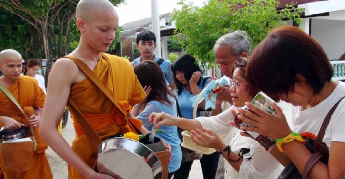 'พระแจ๊ส'ออกเดินรับบาตรวันวิสาขบูชา 'พระแจ๊ส'ออกเดินรับบาตรวันวิสาขบูชา