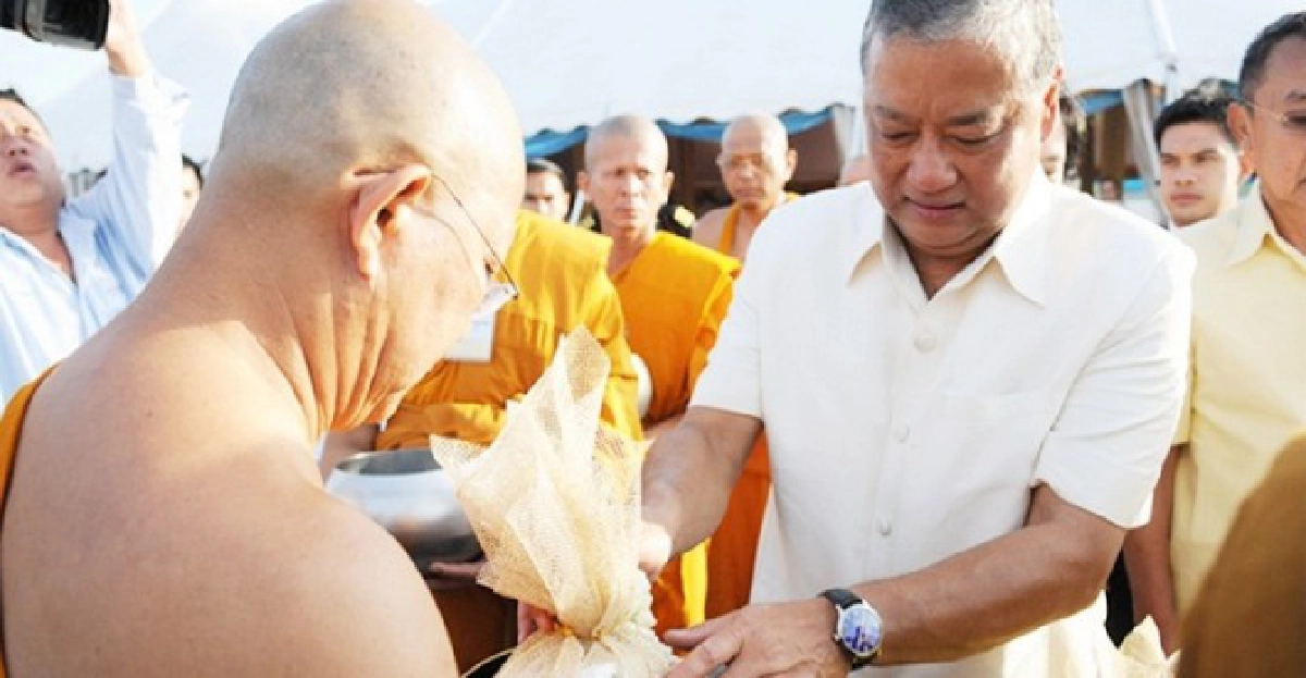 'สุขุมพันธุ์'นำปชช.ทำบุญตักบาตร 'สุขุมพันธุ์'นำปชช.ทำบุญตักบาตร